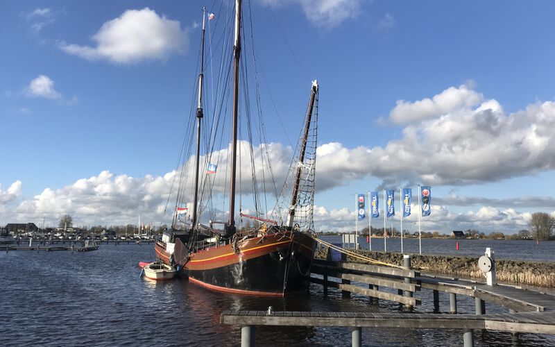 Einzigartiges treibendes Ferienhaus auf dem Wasser im Friesland