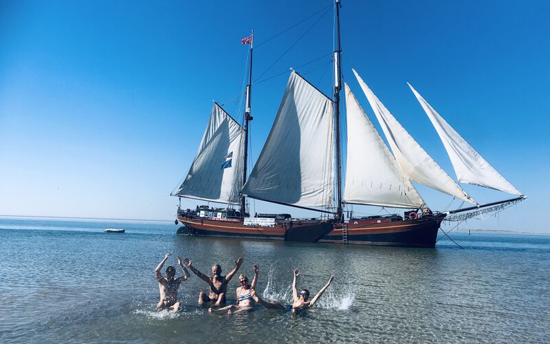 Trocken fallen mit dem Schiff auf einer Sandbank im Wattenmeer