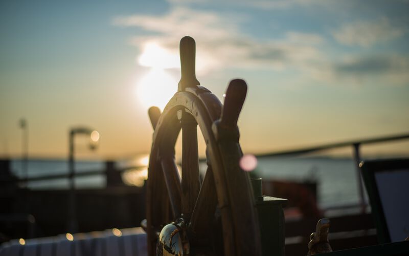Teamentwicklung-Aktivität durch Segeln eines Schiffes